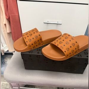 Woman’s MCM slide size 8